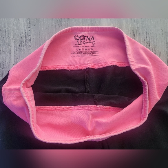 Vintage TNA leggings - Picture 2 of 3